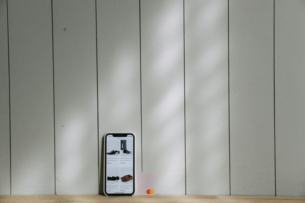 Slimme apparaten op zonne-energie die opladen via een moderne muur met zonlicht.