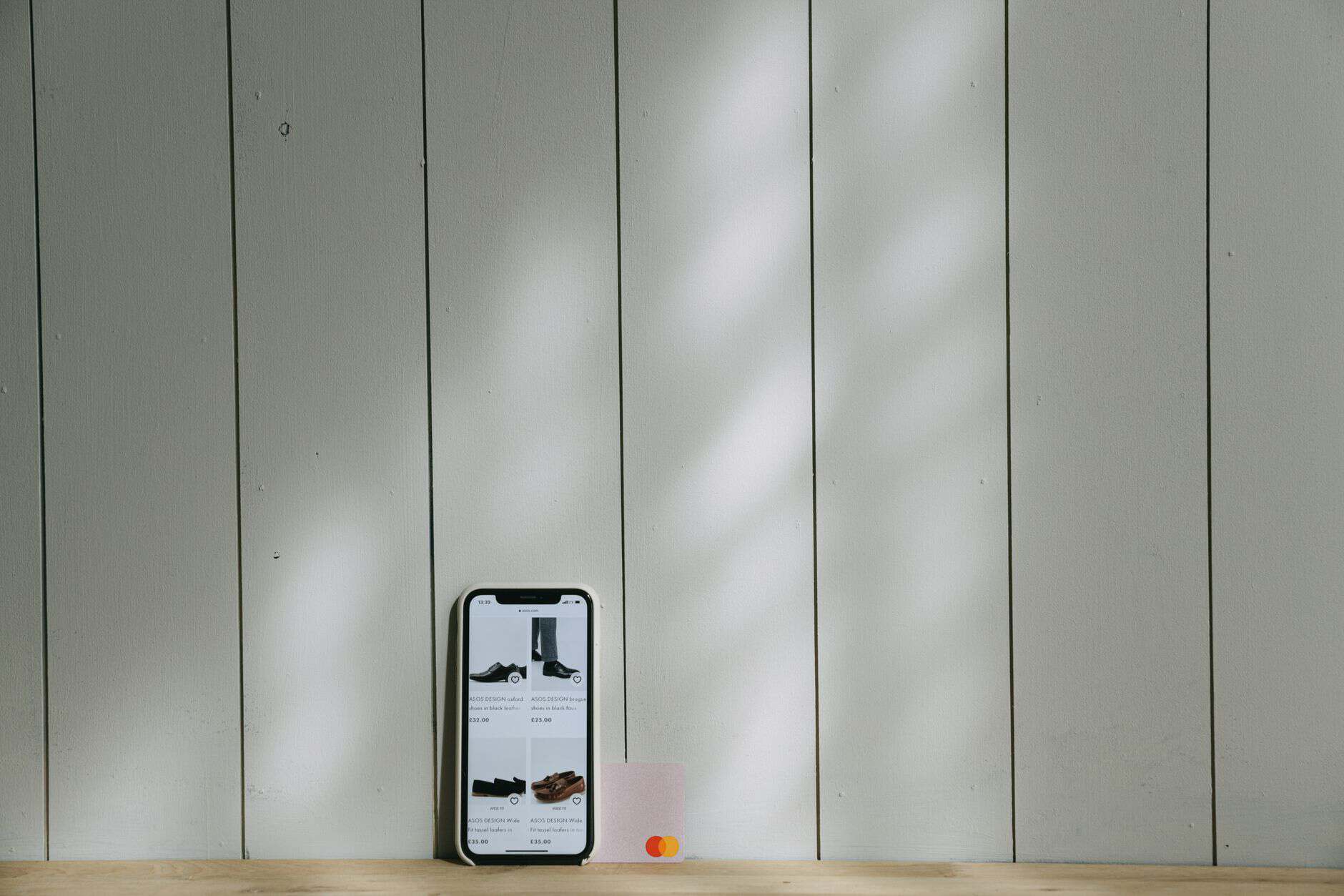 Smart soldriven enhet som laddas på en modern vägg med solljus.